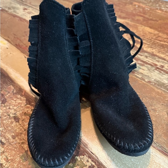 Minnetonka - Women’s Two Button Hard Sole Boot - Picture 10 of 11